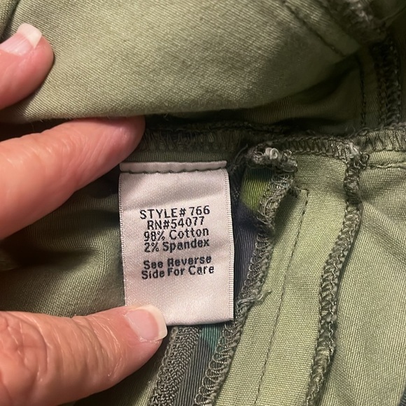 Cabi Clover Island Style Bright Camouflage Style Jeans w Ankle Zippers women’s 6 - Picture 4 of 15